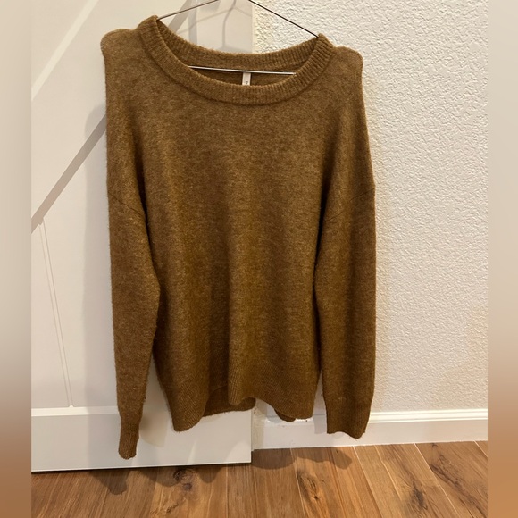Aritzia Sweaters - Small brown Aritzia Babaton  crewneck sweater lightly worn